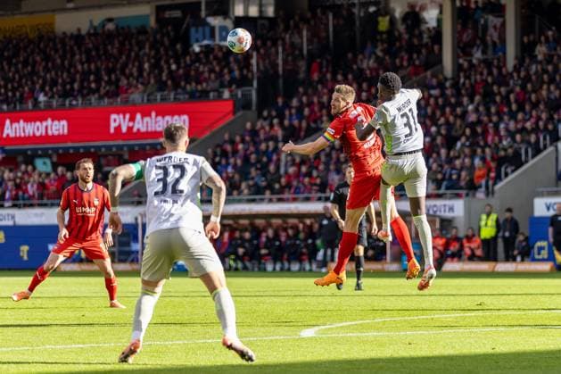 Header duel between Patrick Mainka FC Heidenheim, 06 Karim Coulibaly SV Werder Bremen, 31 , GER, 1 FC Heidenheim vs Werder Bremen, Football, Bundesliga, 07 Matchday, Season 2025 2026, 18 10 2025, DFL DFB REGULATES PROHIBIT ANY USE OF PHOTOGRAPHS AS IMAGE SEQUENCES AND OR QUASI VIDEO, GER, 1 FC Heidenheim vs Werder Bremen, Football, Bundesliga, Matchday 07, Season 2025 2026, 18 10 2025 Heidenheim Copyright: xEibner-Pressefoto JanixPlessx EP_JPL