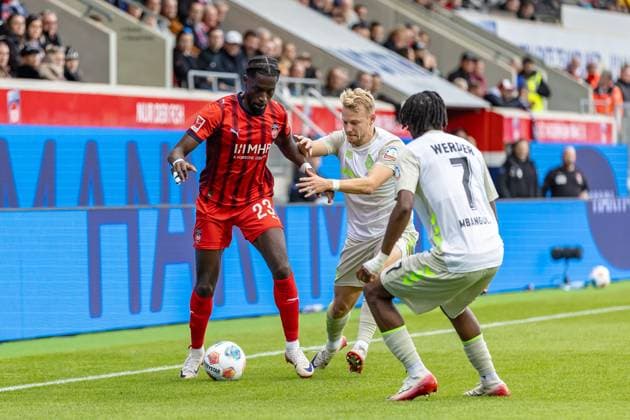 duel between Omar Haktab Traore FC Heidenheim, 23 Marco Gruell SV Werder Bremen, 17 Samuel Mbangula SV Werder Bremen, 07 , GER, 1 FC Heidenheim vs Werder Bremen, Football, Bundesliga, 07 Matchday, Season 2025 2026, 18 10 2025, DFL DFB REGULATES PROHIBIT ANY USE OF PHOTOGRAPHS AS IMAGE SEQUENCES AND OR QUASI VIDEO, GER, 1 FC Heidenheim vs Werder Bremen, Football, Bundesliga, Matchday 07, Season 2025 2026, 18 10 2025 Heidenheim Copyright: xEibner-Pressefoto JanixPlessx EP_JPL