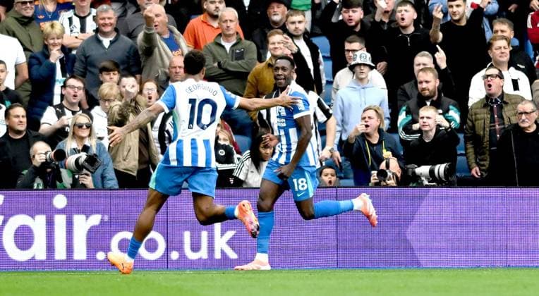 Danny Welbeck of Brighton celebrates after scoring the first goal during the Premier League match between Brighton and Hove Albion and Newcastle United at the American Express Stadium , Brighton , UK - 18th October 2025 Brighton & Hove Albion v Newcastle United Premier League Football, Amex Stadium, Sussex, United Kingdom - 18 Oct 2025Brighton Amex Stadium Sussex United Kingdom Editorial use only. No merchandising. For Football images FA and Premier League restrictions apply inc. no internet mobile usage without FAPL license - for details contact Football Dataco  Copyright: xSimonxDack Shutterstockx 15547704k