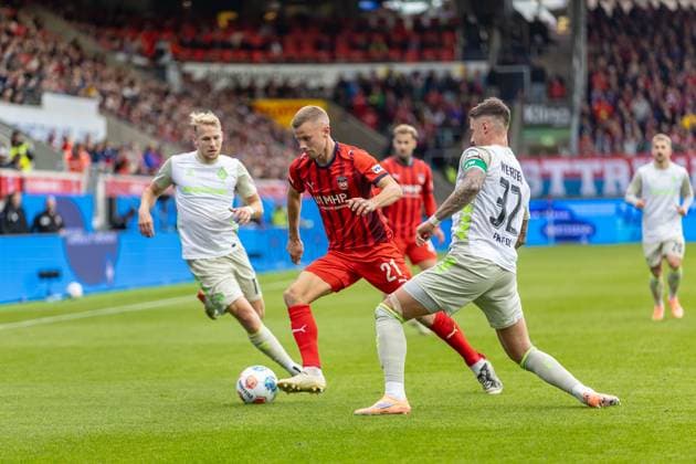 duel between Adrian Beck FC Heidenheim, 21 Marco Friedl SV Werder Bremen, 32 , GER, 1 FC Heidenheim vs Werder Bremen, Football, Bundesliga, 07 Matchday, Season 2025 2026, 18 10 2025, DFL DFB REGULATIONS PROHIBIT ANY USE OF PHOTOGRAPHS AS IMAGE SEQUENCES AND OR QUASI VIDEO, GER, 1 FC Heidenheim vs Werder Bremen, Football, Bundesliga, Matchday 07, Season 2025 2026, 18 10 2025 Heidenheim Copyright: xEibner-Pressefoto JanixPlessx EP_JPL