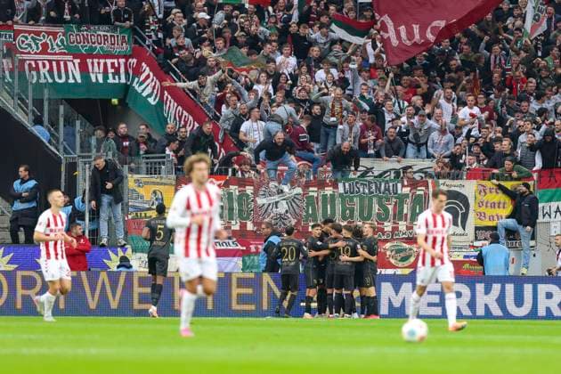 Cologne, Germany, 18 10 25 Fabian Rieder FC Augsburg goal celebration, cheers with his team after scoring the 0 1 goal during the 1 Bundesliga match between 1 FC Cologne vs FC Augsburg at RheinEnergieStadion Cologne RheinEnergieStadion North Rhine Westphalia Germany Copyright: xBrauer-Fotoagenturx xAdrianxSchlx