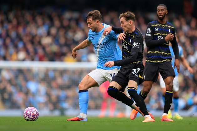 Manchester City v Everton Premier League 18 10 2025. Nico Gonzalez (14) of Manchester City is challenged by James Garner (37) of Everton during the Premier League match between Manchester City and Everton at the Etihad Stadium, Manchester, England on 18 October 2025. Manchester Etihad Stadium Manchester England Editorial use only DataCo restrictions apply See www.football-dataco.com , Copyright: xConorxMolloyx PSI-23048-0037
