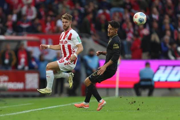 Jan Thielmann (1. FC Koeln) und Dimitrios Giannoulis (FC Augsburg) im Zweikampf waehrend des spiels der Bundesliga zwischen 1. FC Köln und FC Augsburg, RheinEnergieSTADION am 18. October 2025 in Köln, Deutschland. (Foto von Oliver Kaelke DeFodi Images) +++ Jan Thielmann (1. FC Koeln) und Dimitrios Giannoulis (FC Augsburg) battle for the ball during the Bundesliga match between 1. FC Köln and FC Augsburg at RheinEnergieSTADION on October 18, 2025 in Köln, Germany. (Photo by Oliver Kaelke DeFodi Images) DFL regulations prohibit any use of photographs as image sequences and or quasi-video. (Photo by Oliver Kaelke DeFodi Images) Jan Thielmann 1 FC Koeln and Dimitrios Giannoulis FC Augsburg in a duel during the Bundesliga match between 1 FC Köln and FC Augsburg, RheinEnergieSTADION on October 18, 2025 in Köln, Germany Photo by Oliver Kaelke DeFodi Images Jan Thielmann 1 FC Koeln and Dimitrios Giannoulis FC Augsburg battle for the ball during the Bundesliga match between 1 FC Köln and FC Augsburg at RheinEnergieSTADION on October 18, 2025 in Köln, Germany Photo by Oliver Kaelke DeFodi Images DFL regulations prohibit any use of photographs as image sequences and or quasi video Photo by Oliver Kaelke DeFodi Images