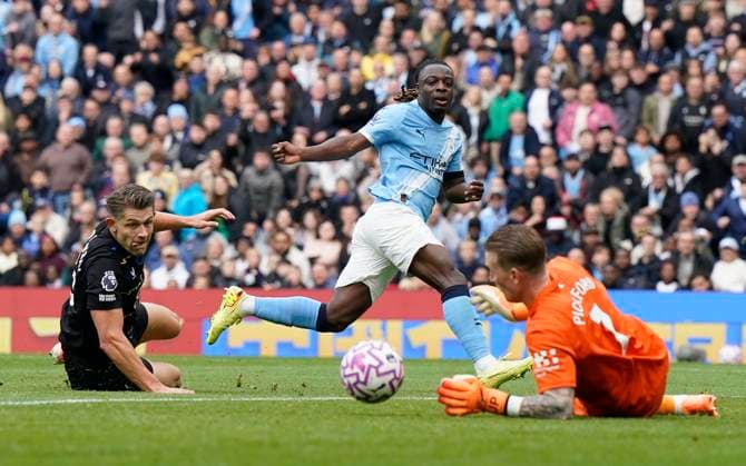 Manchester, England, 18th October 2025. Jeremy Doku of Manchester City (C) has his shot saved by Jordan Pickford of Everton during the Manchester City vs Everton Premier League match at the Etihad Stadium, Manchester. Picture credit should read: Andrew Yates Sportimage EDITORIAL USE ONLY. No use with unauthorised audio, video, data, fixture lists, club league logos or live services. Online in-match use limited to 120 images, no video emulation. No use in betting, games or single club league player publications. SPI_006_AY_MAN_CITY_EVERTON SPI-4220-0006