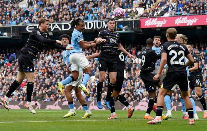 Manchester, England, 18th October 2025. Nathan Ake of Manchester City (3L) heads wide during the Manchester City vs Everton Premier League match at the Etihad Stadium, Manchester. Picture credit should read: Andrew Yates Sportimage EDITORIAL USE ONLY. No use with unauthorised audio, video, data, fixture lists, club league logos or live services. Online in-match use limited to 120 images, no video emulation. No use in betting, games or single club league player publications. SPI_007_AY_MAN_CITY_EVERTON SPI-4220-0007