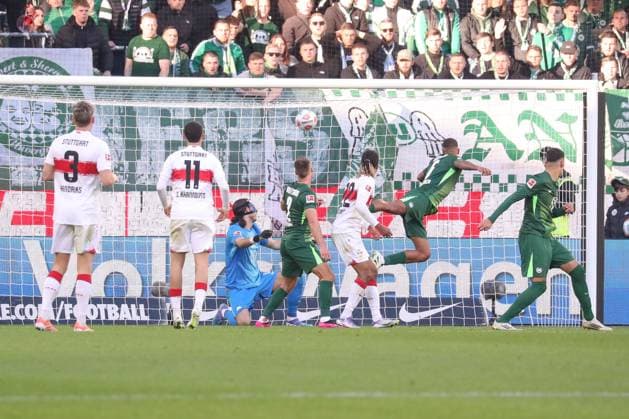18 10 2025, xgox, Soccer 1 Bundesliga VfL Wolfsburg VfB Stuttgart emspor, v l goal to 0 2 by Maximilian Mittelstaedt Mittelstädt, Stuttgart, 7 DFL DFB REGULATIONS PROHIBIT ANY USE OF PHOTOGRAPHS as IMAGE SEQUENCES and or QUASI VIDEO Wolfsburg