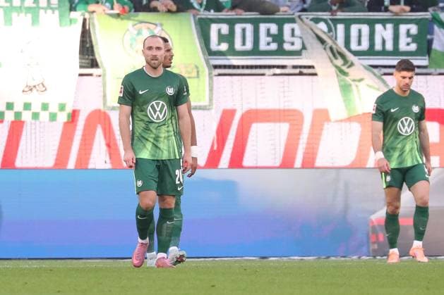 18 10 2025, xgox, Fußball 1 Bundesliga VfL Wolfsburg VfB Stuttgart emspor, v l Christian Eriksen Wolfsburg, 24 enttaeuscht, schaut enttaeuscht, niedergeschlagen, disappointed DFL DFB REGULATIONS PROHIBIT ANY USE OF PHOTOGRAPHS as IMAGE SEQUENCES and or QUASI VIDEO Wolfsburg