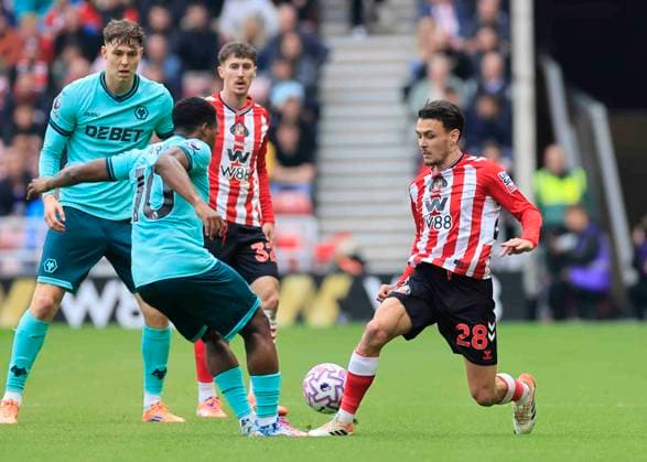 Sunderland v Wolverhampton Wanderers Premier League Jhon Arias of Wolverhampton Wanderers (left) competes for the ball with Enzo Le FŽe of Sunderland during the Premier League match at the Stadium of Light, Sunderland UK Newspapers OUT Copyright: xFredxPalmerx FIL-22368-0123