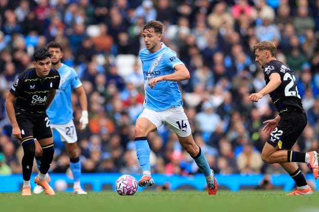 Manchester City v Everton Premier League 18 10 2025. Nico Gonzalez (14) of Manchester City runs with the ball during the Premier League match between Manchester City and Everton at the Etihad Stadium, Manchester, England on 18 October 2025. Manchester Etihad Stadium Manchester England Editorial use only DataCo restrictions apply See www.football-dataco.com , Copyright: xConorxMolloyx PSI-23048-0041