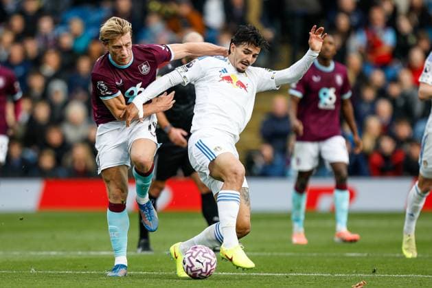 Burnley v Leeds United Premier League Zian Flemming of Burnley and Pascal Struijk of Leeds United during the Premier League match at Turf Moor, Burnley UK Newspapers OUT Copyright: xMaxxTomlinsonx FIL-22369-0095