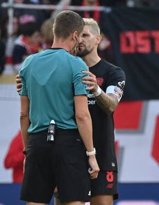 18 10 2025, xjrdrx, Soccer 1 Bundesliga, FSV Mainz 05 Bayer 04 Leverkusen v l Referee Florian Exner Münster , Robert Andrich Bayer Leverkusen gesticulates, gesturing with his arms DFL DFB REGULATIONS PROHIBIT ANY USE OF PHOTOGRAPHS as IMAGE SEQUENCES and or QUASI VIDEO Mainz