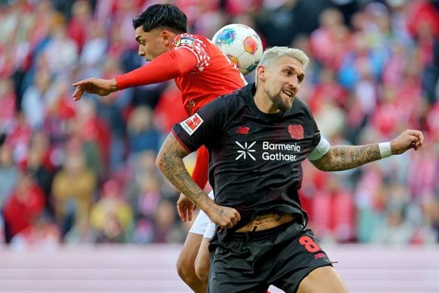 Mainz, Germany October 18, 2025 1 BL 2025 2026 FSV Mainz 05 vs Bayer 04 Leverkusen In the picture from left in the duel Nadiem Amiri Mainz against Robert Andrich Leverkusen DFL regulations prohibit any use of photographs as image sequences and or quasi video Mewa Arena Rheinland Pfalz Copyright: xFotostandx xRacochax
