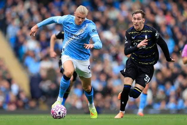 Manchester City v Everton Premier League 18 10 2025. Erling Haaland (9) of Manchester City is chased by James Garner (37) of Everton during the Premier League match between Manchester City and Everton at the Etihad Stadium, Manchester, England on 18 October 2025. Manchester Etihad Stadium Manchester England Editorial use only DataCo restrictions apply See www.football-dataco.com , Copyright: xConorxMolloyx PSI-23048-0043