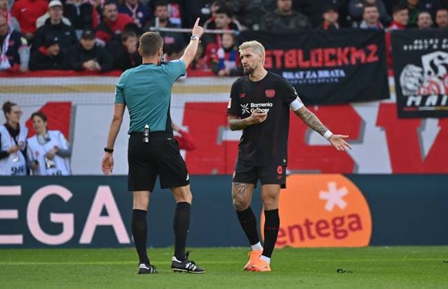 18 10 2025, xjrdrx, Soccer 1 Bundesliga, FSV Mainz 05 Bayer 04 Leverkusen v l Referee Florian Exner Münster , Robert Andrich Bayer Leverkusen gesticulates, gesturing with his arms DFL DFB REGULATIONS PROHIBIT ANY USE OF PHOTOGRAPHS as IMAGE SEQUENCES and or QUASI VIDEO Mainz