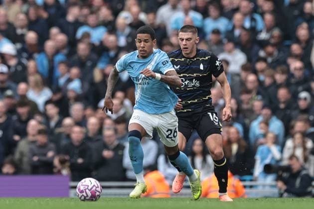 Premier League Manchester City v Everton Savinho of Manchester City is tracked by Vitaliy Mykolenko of Everton during the Premier League match Manchester City vs Everton at Etihad Stadium, Manchester, United Kingdom, 18th October 2025 (Photo by Mark Cosgrove News Images) Manchester Etihad Stadium Manchester United, ManU Kingdom Copyright: xMarkxCosgrove NewsxImagesx