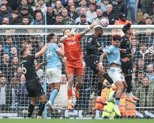Premier League Manchester City v Everton Everton goalkeeper Jordan Pickford makes a fingertip save during the Premier League match Manchester City vs Everton at Etihad Stadium, Manchester, United Kingdom, 18th October 2025 (Photo by Mark Cosgrove News Images) Manchester Etihad Stadium Manchester United, ManU Kingdom Copyright: xMarkxCosgrove NewsxImagesx
