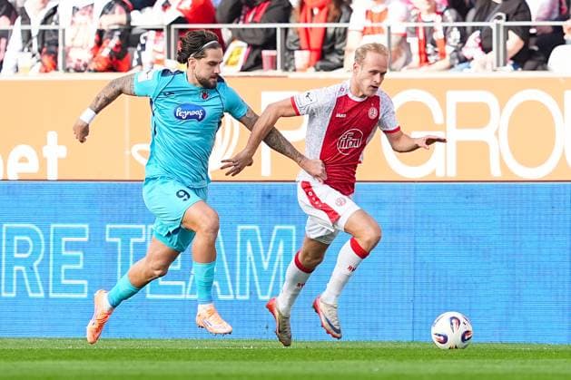 18 10 2025, xydrx, Fußball, 3 Liga, Rot Weiss Essen FC Viktoria Köln, Saison 2025 2026, Stadion an der Hafenstraße Lex Tyger Lobinger FC Viktoria Köln 9 im Zweikampf gegen Lucas Brumme Rot Weiss Essen 14 DFB regulations prohibit any use of photographs as image sequences and or quasi video Nordrhein Westfahlen Germany