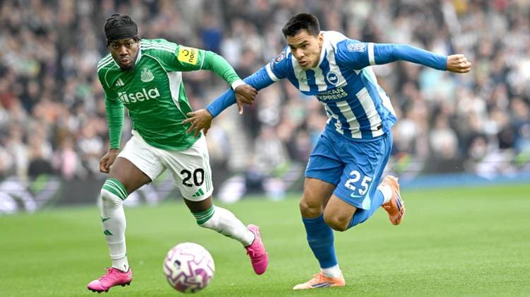 Anthony Elanga of Newcastle tries to get past Diego Gomez of Brighton during the Premier League match between Brighton and Hove Albion and Newcastle United at the American Express Stadium , Brighton , UK - 18th October 2025 Brighton & Hove Albion v Newcastle United Premier League Football, Amex Stadium, Sussex, United Kingdom - 18 Oct 2025Brighton Amex Stadium Sussex United Kingdom Editorial use only. No merchandising. For Football images FA and Premier League restrictions apply inc. no internet mobile usage without FAPL license - for details contact Football Dataco  Copyright: xSimonxDack Shutterstockx 15547704m