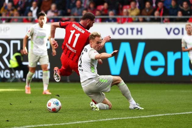 18 10 2025, xmohx, Fußball 1 Bundesliga, 1 FC Heidenheim SV Werder Bremen v l Budu Zivzivadze 1 FC Heidenheim Amos Pieper SV Werder Bremen Zweikampf, Aktion, action, battle for the ball DFL DFB REGULATIONS PROHIBIT ANY USE OF PHOTOGRAPHS as IMAGE SEQUENCES and or QUASI VIDEO Heidenheim