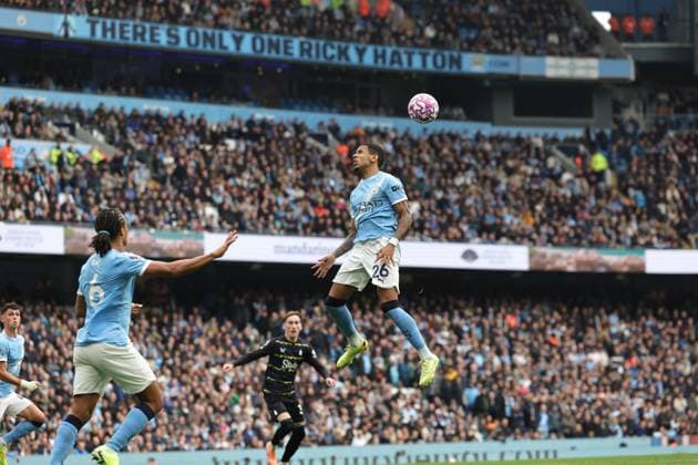 Premier League Manchester City v Everton Savinho of Manchester City heads the ball clear of his defensive area during the Premier League match Manchester City vs Everton at Etihad Stadium, Manchester, United Kingdom, 18th October 2025 (Photo by Mark Cosgrove News Images) Manchester Etihad Stadium Manchester United, ManU Kingdom Copyright: xMarkxCosgrove NewsxImagesx