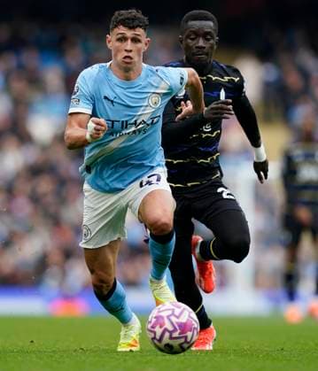 Manchester, England, 18th October 2025. Phil Foden of Manchester City (L) is challenged by Idrissa Gueye of Everton during the Manchester City vs Everton Premier League match at the Etihad Stadium, Manchester. Picture credit should read: Andrew Yates Sportimage EDITORIAL USE ONLY. No use with unauthorised audio, video, data, fixture lists, club league logos or live services. Online in-match use limited to 120 images, no video emulation. No use in betting, games or single club league player publications. SPI_012_AY_MAN_CITY_EVERTON SPI-4220-0012