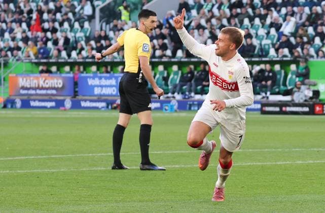 18 10 2025, Germany, Wolfsburg, Soccer Bundesliga, Season 2025 2026, VfL Wolfsburg vs VfB Stuttgart, Cheering after the 0 2 goal, Scorer Maximilian Mittelstädt VfB