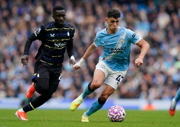 Manchester, England, 18th October 2025. Phil Foden of Manchester City (L) is challenged by Idrissa Gueye of Everton during the Manchester City vs Everton Premier League match at the Etihad Stadium, Manchester. Picture credit should read: Andrew Yates Sportimage EDITORIAL USE ONLY. No use with unauthorised audio, video, data, fixture lists, club league logos or live services. Online in-match use limited to 120 images, no video emulation. No use in betting, games or single club league player publications. SPI_014_AY_MAN_CITY_EVERTON SPI-4220-0014
