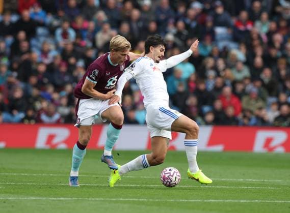 Burnley, England, 18th October 2025. Zian Flemming (L) of Burnley in action with Pascal Struijk of Leeds United during the Burnley vs Leeds United Premier League match at Turf Moor, Burnley. Picture credit should read: Nigel Roddis Sportimage EDITORIAL USE ONLY. No use with unauthorised audio, video, data, fixture lists, club league logos or live services. Online in-match use limited to 120 images, no video emulation. No use in betting, games or single club league player publications. SPI_015_NR_BURN_LEED SPI-4219-0015