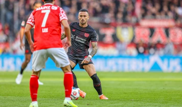 DEU, Mainz, FSV Mainz 05 vs Bayer Leverkusen, Bundesliga, DFB, MEWA Arena, Matchday 7, in picture Aleix Garcia Bayer Leverkusen 24 DFB DFL REGULATIONS PROHIBIT ANY USE OF PHOTOGRAPHS AS IMAGE SEQUENCES AND OR QUASI VIDEO, 18 10 2025 Copyright: HMBxMedia HendrikxHamelau