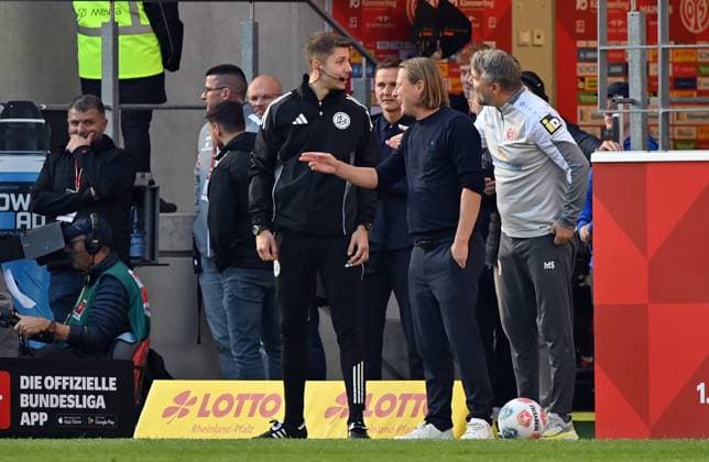 18 10 2025, xjrdrx, Soccer 1 Bundesliga, FSV Mainz 05 Bayer 04 Leverkusen v l Coach Bo Henriksen FSV Mainz 05 gives instructions 4 th official Felix Wagner DFL DFB REGULATIONS PROHIBIT ANY USE OF PHOTOGRAPHS as IMAGE SEQUENCES and or QUASI VIDEO Mainz