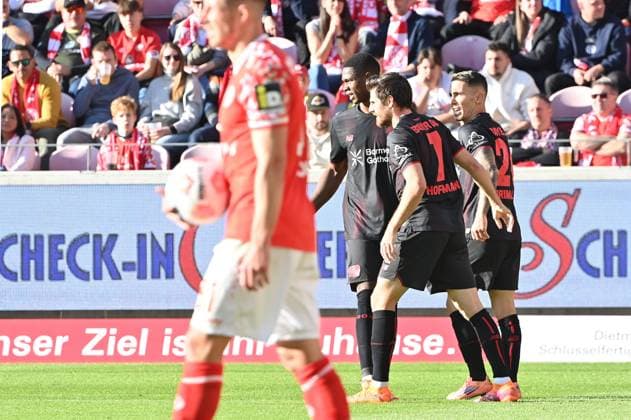 18 10 2025, xjrdrx, Fussball 1 Bundesliga, FSV Mainz 05 Bayer 04 Leverkusen v l Christian Kofane Bayer Leverkusen , Jonas Hofmann Bayer Leverkusen 8, Alejandro Grimaldo Bayer Leverkusen celebrate the goal, Der Torjubel zum 1 3 DFL DFB REGULATIONS PROHIBIT ANY USE OF PHOTOGRAPHS as IMAGE SEQUENCES and or QUASI VIDEO Mainz