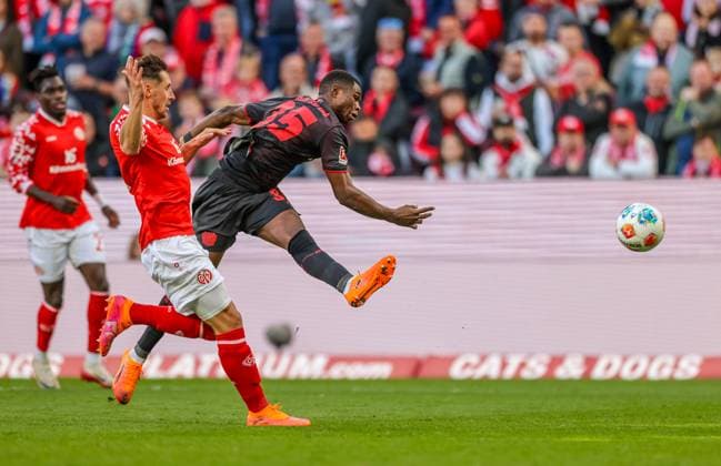 DEU, Mainz, FSV Mainz 05 vs Bayer Leverkusen, Bundesliga, DFB, MEWA Arena, Matchday 7, in picture Dominik Kohr Mainz 05 31 , Christian Kofane Bayer Leverkusen 35 DFB DFL REGULATIONS PROHIBIT ANY USE OF PHOTOGRAPHS AS IMAGE SEQUENCES AND OR QUASI VIDEO, 18 10 2025 Copyright: HMBxMedia HendrikxHamelau