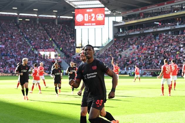 18 10 2025, xjrdrx, Fussball 1 Bundesliga, FSV Mainz 05 Bayer 04 Leverkusen v l Jonas Hofmann Bayer Leverkusen , Christian Kofane Bayer Leverkusen celebrate the goal, Der Torjubel zum 0 2 DFL DFB REGULATIONS PROHIBIT ANY USE OF PHOTOGRAPHS as IMAGE SEQUENCES and or QUASI VIDEO Mainz