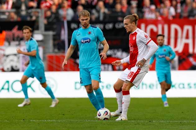 Soccer 3 Liga 11 Matchday Rot Weiss Essen Viktoria Köln on 18 10 2025 at the stadium on Hafenstraße in Essen Tom Moustier Rot Weiss Essen