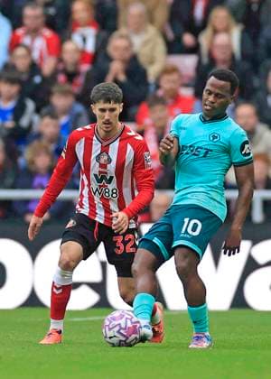 Sunderland v Wolverhampton Wanderers Premier League Jhon Arias of Wolverhampton Wanderers shields the ball from Trai Hume of Sunderland during the Premier League match at the Stadium of Light, Sunderland UK Newspapers OUT Copyright: xFredxPalmerx FIL-22368-0144