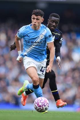 Fußball Premier League Manchester City gegen Everton 18. Oktober 2025 Premier League Manchester City gegen Everton Phil Foden von Manchester City kämpft mit Idrissa Gueye von Everton Foto Simon Stacpoole Abseits Manchester UK  Copyright: xSimonxStacpoolexOffside