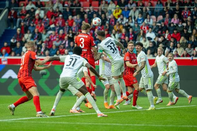 Jan Schoeppner FC Heidenheim, 03 , Marco Friedl SV Werder Bremen, 32 , GER, 1 FC Heidenheim vs Werder Bremen, Football, Bundesliga, Matchday 7, Season 2025 2026, 18 10 2025, DFL DFB REGULATIONS PROHIBIT ANY USE OF PHOTOGRAPHS AS IMAGE SEQUENCES AND OR QUASI VIDEO, GER, 1 FC Heidenheim vs Werder Bremen, Football, Bundesliga, Matchday 7, Season 2025 2026, 18 10 2025 Heidenheim Copyright: xEibner-Pressefotox EP_EER