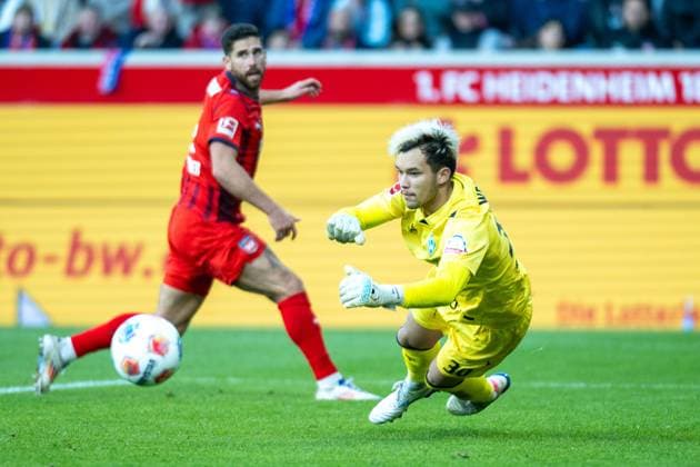 Stefan Schimmer FC Heidenheim, 09 , Goalkeeper Mio Backhaus SV Werder Bremen, 30 , GER, 1 FC Heidenheim vs Werder Bremen, Football, Bundesliga, Matchday 7, Season 2025 2026, 18 10 2025, DFL DFB REGULATIONS PROHIBIT ANY USE OF PHOTOGRAPHS AS IMAGE SEQUENCES AND OR QUASI VIDEO, GER, 1 FC Heidenheim vs Werder Bremen, Football, Bundesliga, Matchday 7, Season 2025 2026, 18 10 2025 Heidenheim Copyright: xEibner-Pressefotox EP_EER