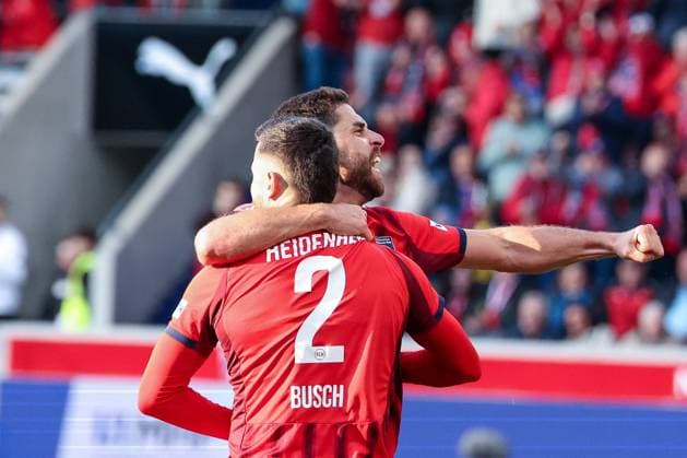 Marnon Busch 2 1FC Heidenheim 1846 and goal scorer Stefan Schimmer 9 1FC Heidenheim 1846 celebrating after the 1 1, 1 FC Heidenheim 1846 vs SV Werder Bremen, DFL, Bundesliga, Saison 2025 2026, Voith Arena, Hinrunde, 7 Spieltag, 18 10 2025 DFB regulations prohibit any use of photographs as image sequences and or quasi video Heidenheim Baden Wuerttemberg Germany Copyright: xkolbert-press MartinxAgüerax