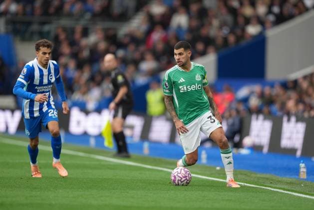 Bruno Guimaraes of Newcastle United runs the ball down the sideline. Brighton and Hove Albion v Newcastle United, Premier League, Football, American Express Community Stadium, Brighton, UK - 18 Oct 2025Brighton American Express Community Stadi United Kingdom EDITORIAL USE ONLY No use with unauthorised audio, video, data, fixture lists, club league logos or live services. Online in-match use limited to 120 images, no video emulation. No use in betting, games or single club league player publications.  Copyright: xSeanxRyan Shutterstockx 15544971ab