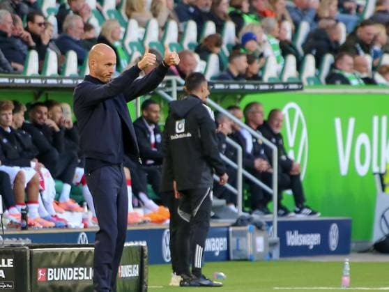 Germany Bundesliga 2025 26, 7 Matchday VfL Wolfsburg vs VfB Stuttgart Volkswagen Arena Wolfsburg Paul Simonis Coach , VfL Wolfsburg Copyright: xAymanxAlahmedx