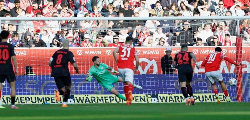 Nadiem Amiri 1 FSV Mainz 05, 10 Goal scored, scored the goal to 2 3 celebrate the goal, by penalty kick, penalty kick, penalty, 18 10 2025, Football, Bundesliga, 1 FSV Mainz 05 Bayer 04 Leverkusen, GER, Mainz, MEWA ARENA, DFL REGULATIONS PROHIBIT ANY USE OF PHOTOGRAPHS AS IMAGE SEQUENCES AND OR QUASI VIDEO Copyright: HMBxMedia xHeikoxBecker