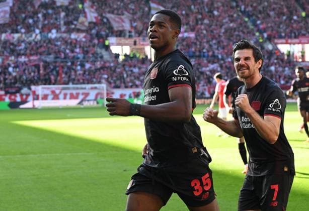 18 10 2025, xjrdrx, Fussball 1 Bundesliga, FSV Mainz 05 Bayer 04 Leverkusen v l Christian Kofane Bayer Leverkusen , Jonas Hofmann Bayer Leverkusen celebrate the goal, Der Torjubel zum 0 2 DFL DFB REGULATIONS PROHIBIT ANY USE OF PHOTOGRAPHS as IMAGE SEQUENCES and or QUASI VIDEO Mainz