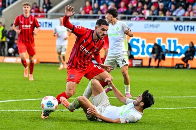 GER, 1 FBL, 1 FC Heidenheim vs SV Werder Bremen 18 10 2025, Voith Arena, Heidenheim, GER, 1 FBL, 1 FC Heidenheim vs SV Werder Bremen, in the picture Arijon Ibrahimovic Heidenheim, 22 and Yukinari Sugawara Werder Bremen, 3 with hard work nordphotoxGmbHx xHafner nph00200