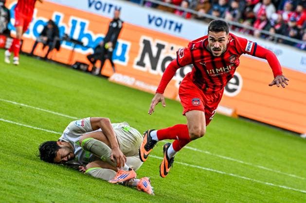 GER, 1 FBL, 1 FC Heidenheim vs SV Werder Bremen 18 10 2025, Voith Arena, Heidenheim, GER, 1 FBL, 1 FC Heidenheim vs SV Werder Bremen, in the picture Arijon Ibrahimovic Heidenheim, 22 and Yukinari Sugawara Werder Bremen, 3 with hard work nordphotoxGmbHx xHafner nph00200