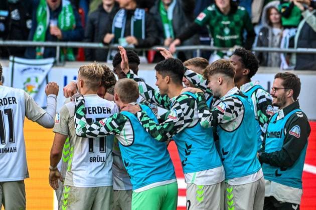 GER, 1 FBL, 1 FC Heidenheim vs SV Werder Bremen 18 10 2025, Voith Arena, Heidenheim, GER, 1 FBL, 1 FC Heidenheim vs SV Werder Bremen, in the picture Werderaner goal celebration with substitute player after goal to 1 2 nordphotoxGmbHx xHafner nph00200