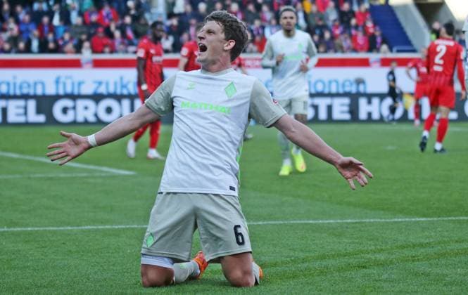 18 10 2025, xmohx, Soccer 1 Bundesliga, 1 FC Heidenheim SV Werder Bremen v l Bremen celebrates the 1 2 by Jens Stage DFL DFB REGULATIONS PROHIBIT ANY USE OF PHOTOGRAPHS as IMAGE SEQUENCES and or QUASI VIDEO Heidenheim