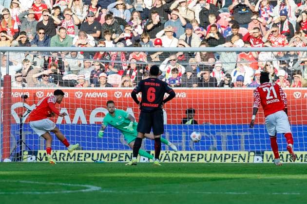 Penalty for 2 3 by Nadiem Amiri 1 FSV Mainz, 10 , Germany, Football, 1 Bundesliga, Matchday 7, 2025 2026, 1 FSV Mainz vs Bayer 04 Leverkusen, 18 10 2025, Mewa Arena, Mainz, Germany Mainz Mewa Arena Rheinland Pfalz Germany Copyright: xGrantxHubbsx