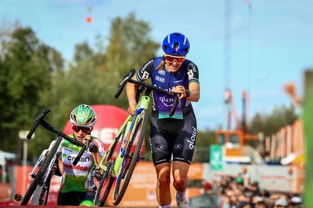 Dutch Lucinda Brand and Italian Sara Casasola pictured in action during the women s elite race of the Exact Cross Essen, stage 2 (out of 7) in the Exact Cross cyclocross competition, Saturday 18 October 2025, in Essen. DAVIDxPINTENS  x137167585x