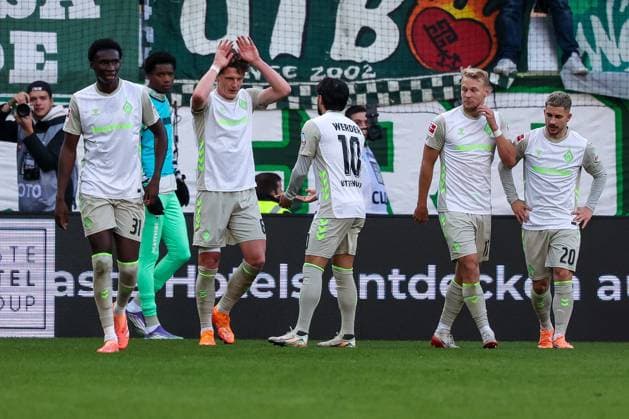 Jens Stage 6 SV Werder Bremen , cheers with Leonardo Bittencourt 10 SV Werder Bremen , 1 FC Heidenheim 1846 vs SV Werder Bremen, DFL, Bundesliga, Saison 2025 2026, Voith Arena, Hinrunde, 7 Spieltag, 18 10 2025 DFB regulations prohibit any use of photographs as image sequences and or quasi video Heidenheim Baden Wuerttemberg Germany Copyright: xkolbert-press MartinxAgüerax